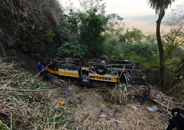 Ônibus capotou em ribanceira na Serra da Barriga. Foto: Ascom CBMAL