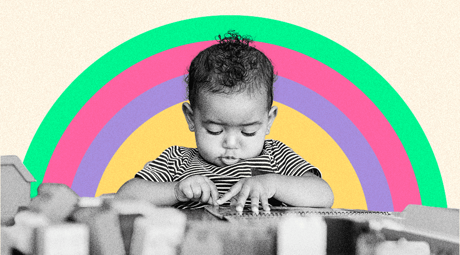 Imagem de uma criança pequena brincando, em preto e branco. Ao fundo um arcos iris em tons pasteis. Capa da matéria sobre crianças que não frequentam creches no nordeste.