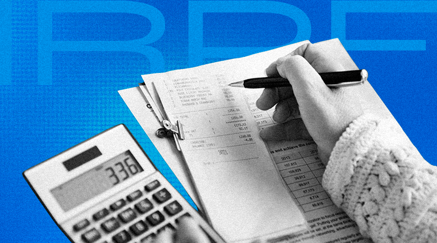 Imagem gráfica com fundo azul e foto recortada e em preto e branco de documentos com mão escrevendo com calculadora ao lado