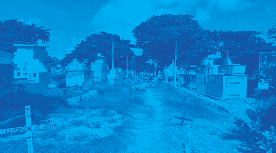 Capa da matéria sobre dados dos cemitérios públicos de Maceió. Imagem de covas rasas no cemitério São José, com um filtro azul como edição.