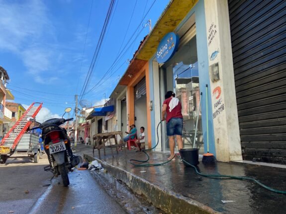 Comerciantes de Santana do Mundaú limpam estabelecimentos atingidos pelo rio