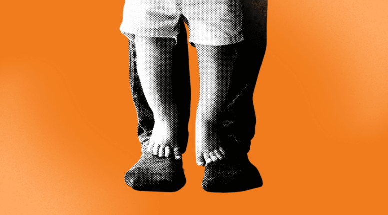 capa da reportagem sobre pais ausentes no brasil com fundo laranja e os pés de um adulto atrás dos pés de uma criança um pouco levantado.