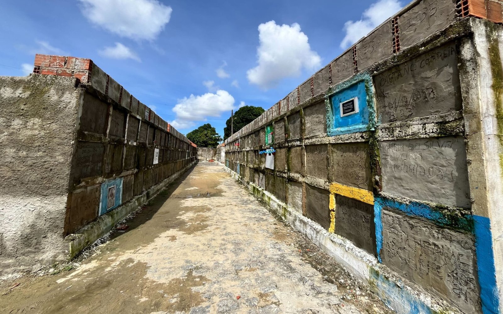 Imagem de gavetas em cemitério público de Maceió. 