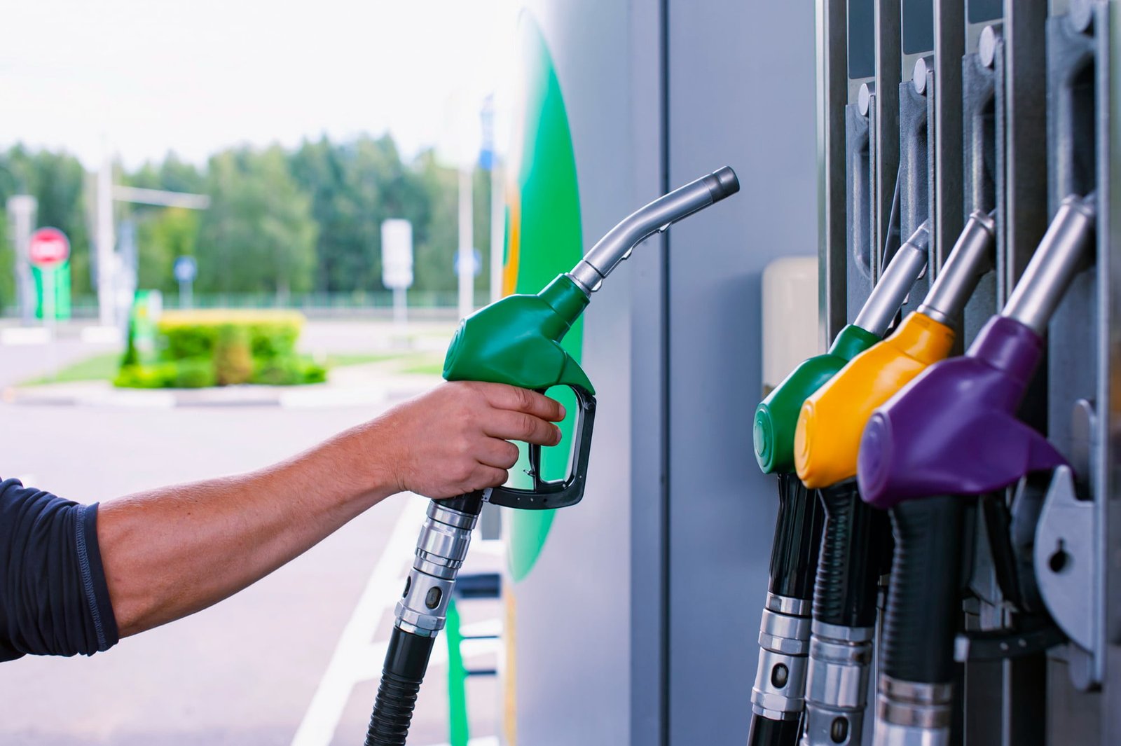 man holds refueling gun his hand refueling cars - Preço da gasolina subiu quase 50% em um ano, em Maceió