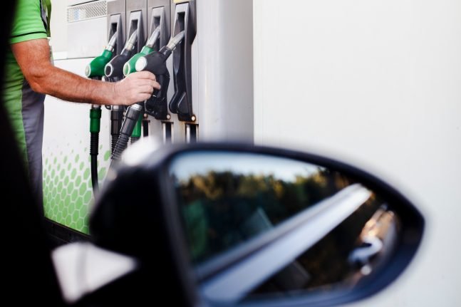 man taking gas pump refill - Gasolina ultrapassa R$ 7 em Maceió; saiba o que define o preço do combustível