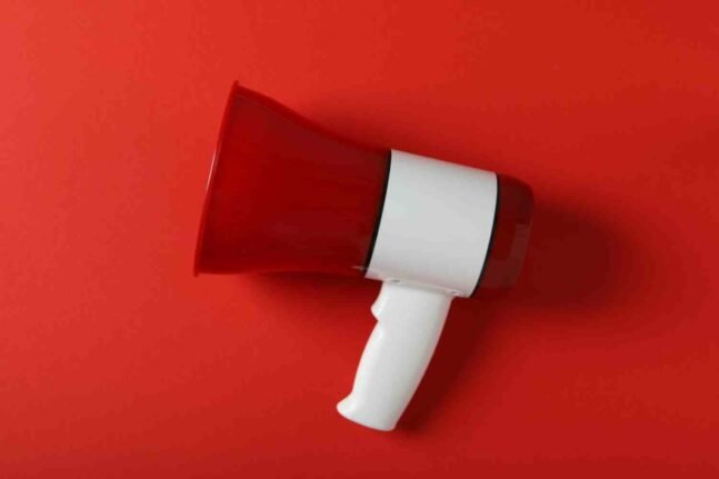 Imagem de megafone sobre fundo vermelho - Matéria o que significa fake news