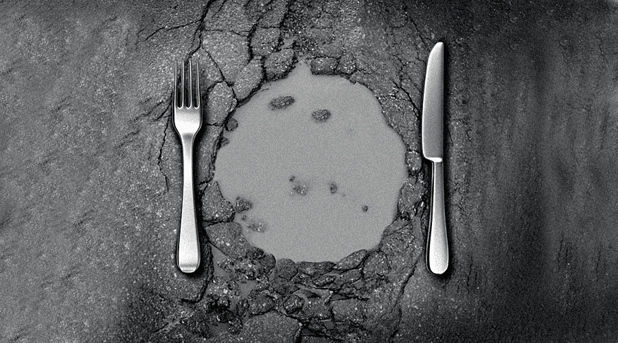 Imagem mostra buraco no chão com garfo e faca ao lado. Montagem representa a fome. Capa da matéria mostrando onde as mortes por desnutrição aumentaram no país.