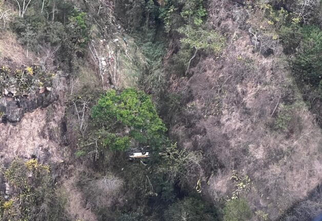 Imagem que mostra õnibus após acidente na Serra da Barriga. Foto: Ascom Samu-AL